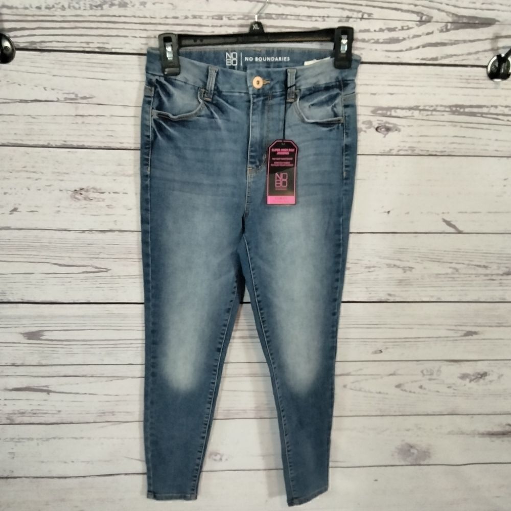 New without tags. No boundaries" woman's jeans
